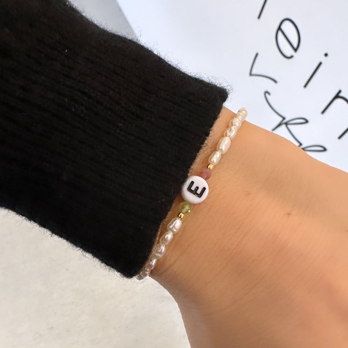 The Special One – Personalisiertes Süßwasserperlen-Armband mit Edelsteinen