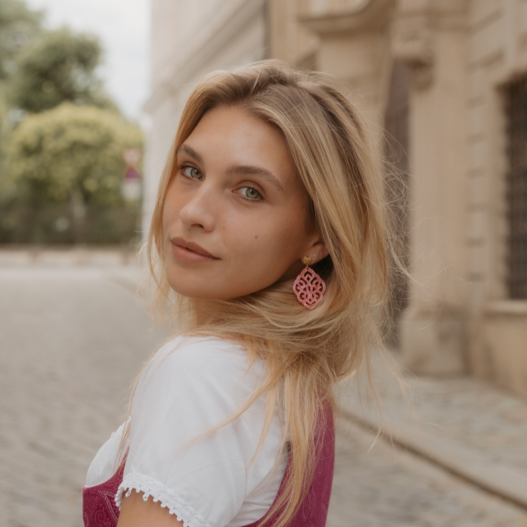 The Dirndl – Ohrstecker mit leichtem Ornament-Anhänger