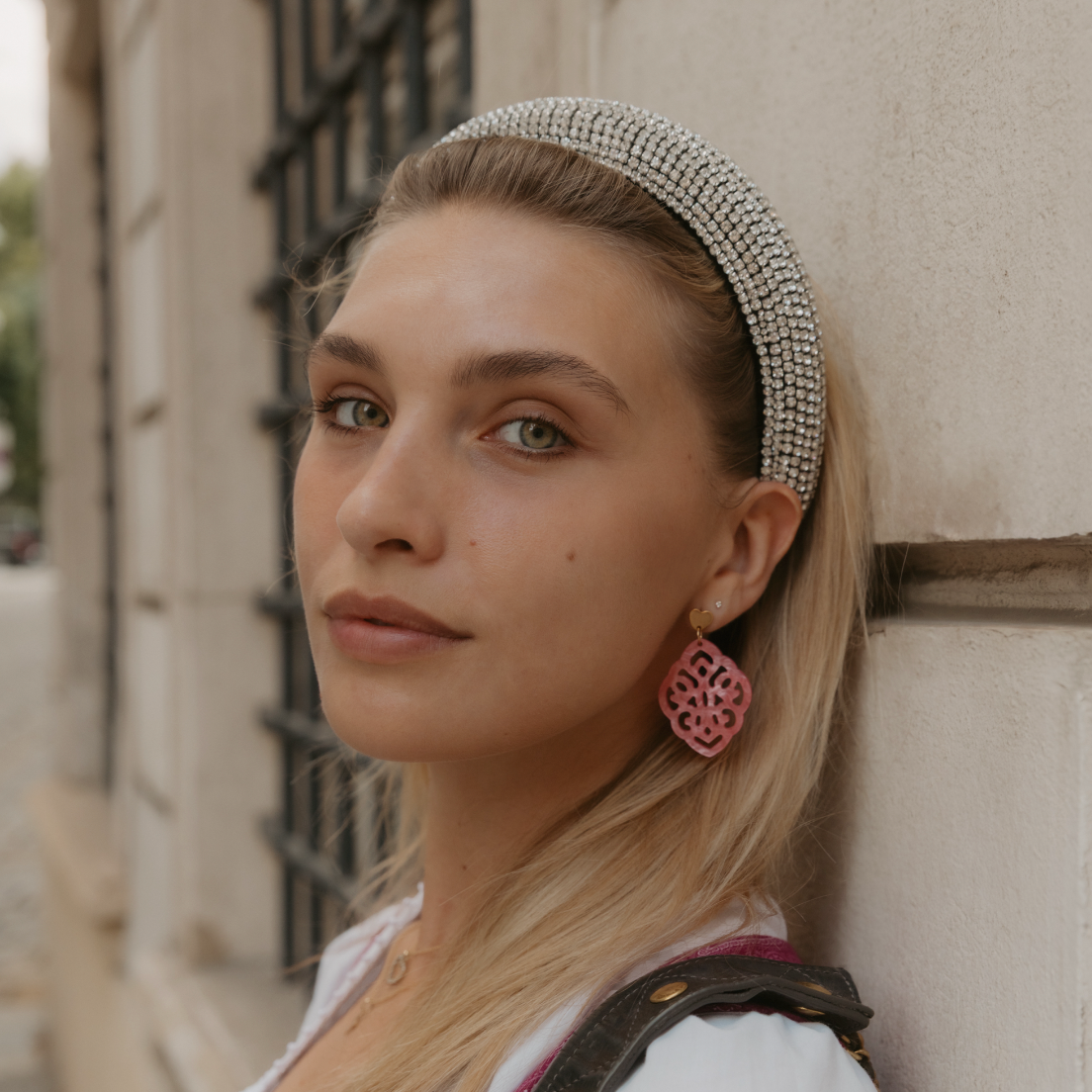 The Dirndl – Ohrstecker mit leichtem Ornament-Anhänger