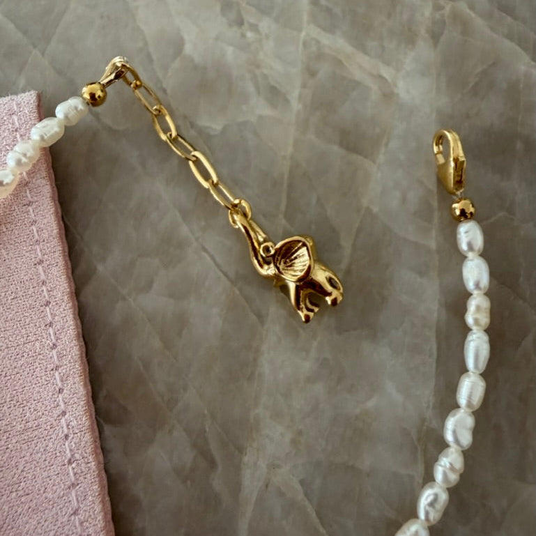 Lucky Elephant - Reines Süßwasserperlen-Armband mit Elefant-Anhänger