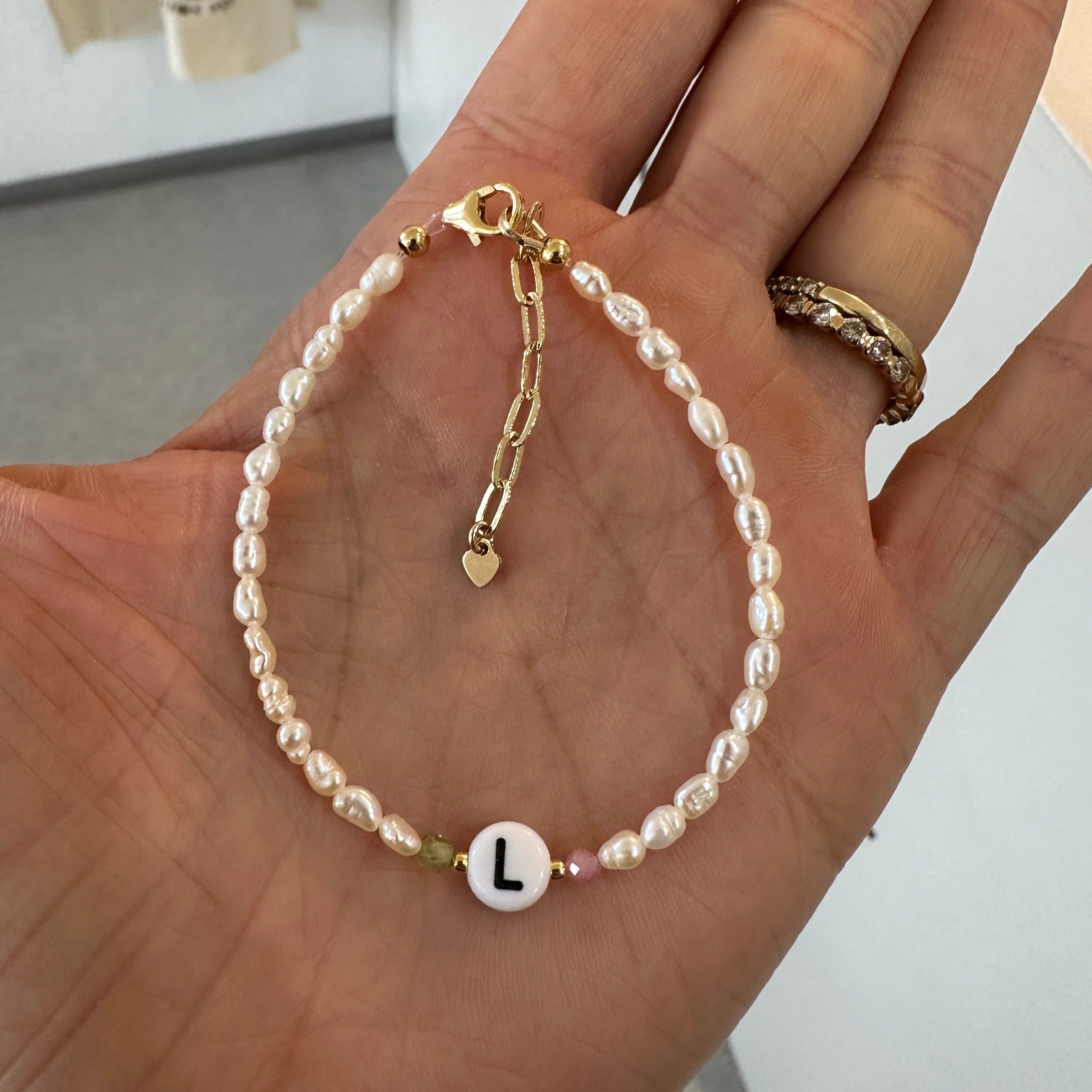 The Special One – Personalisiertes Süßwasserperlen-Armband mit Edelsteinen