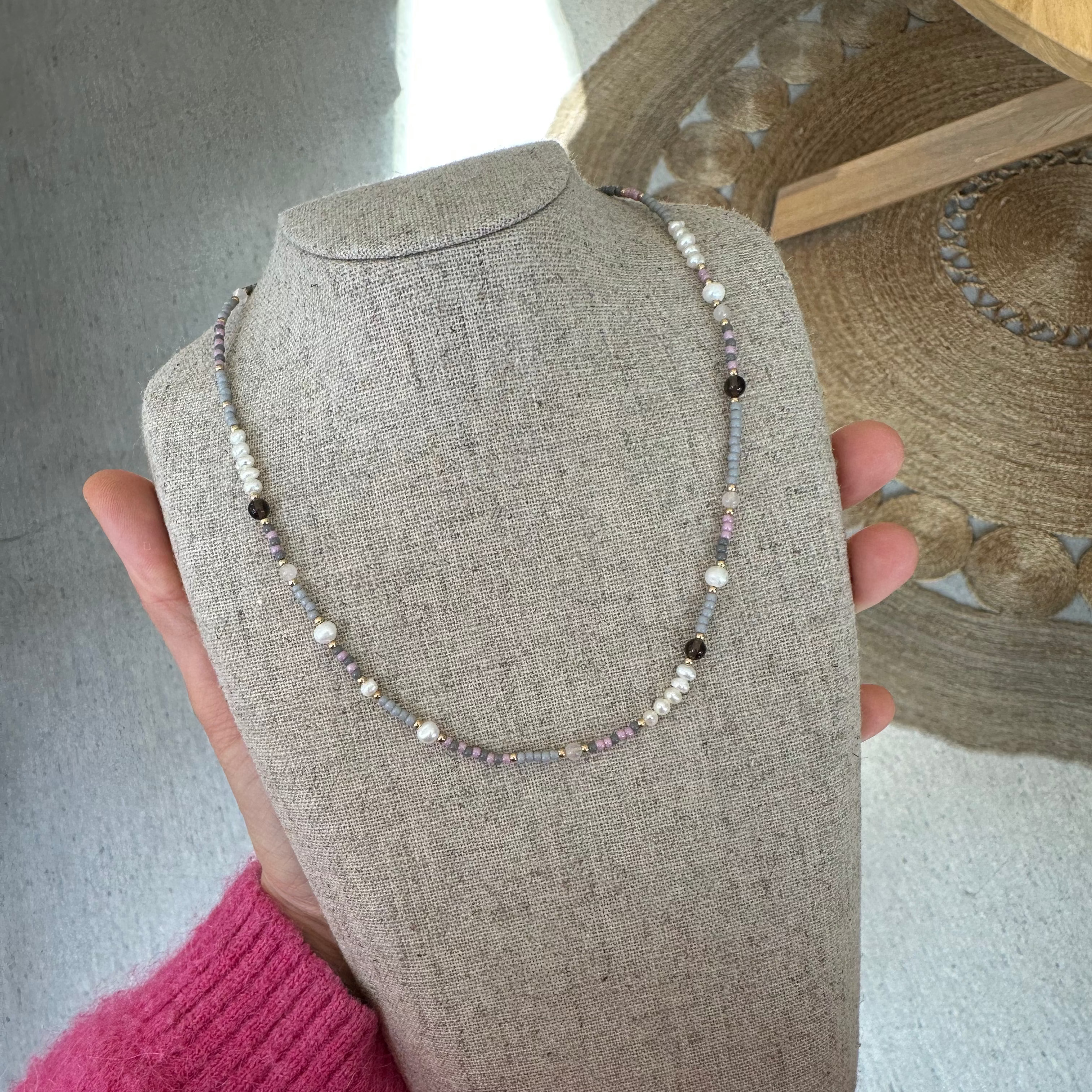 Bondi - Bunte Halskette oder Armband mit Süßwasserperlen & Edelsteinen