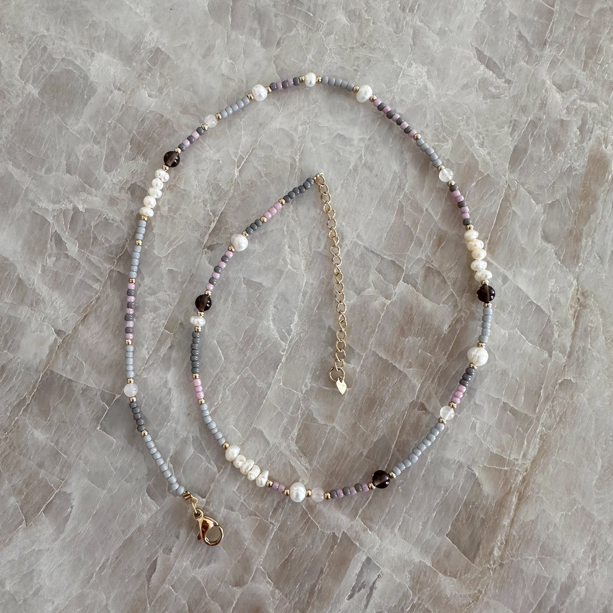 Bondi - Bunte Halskette oder Armband mit Süßwasserperlen & Edelsteinen