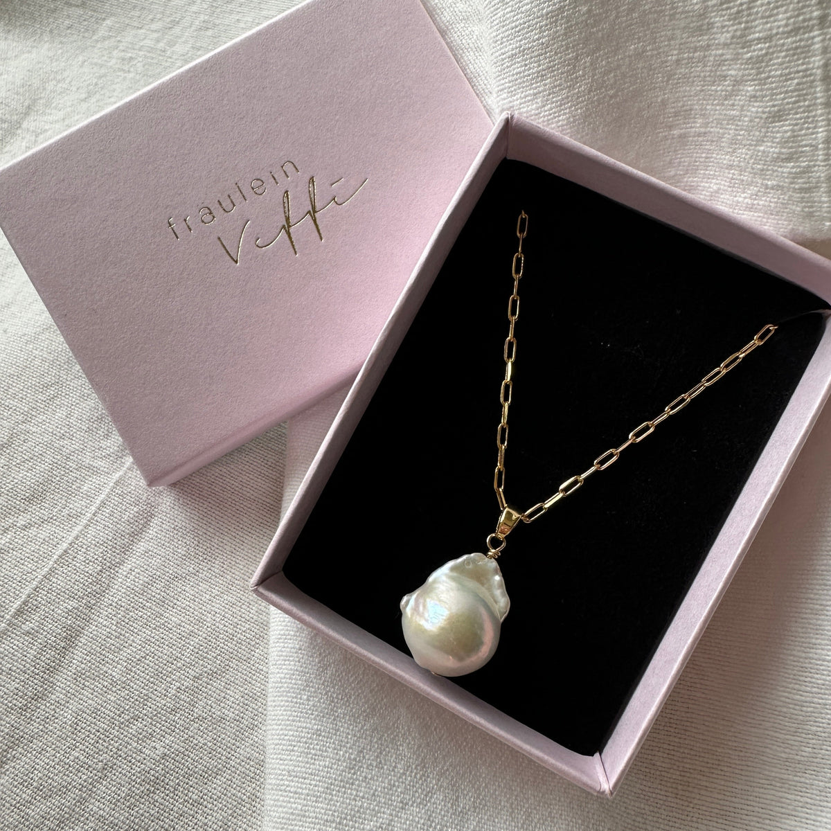 The Jane - Gliederhalskette mit naturbelassener Barockperle