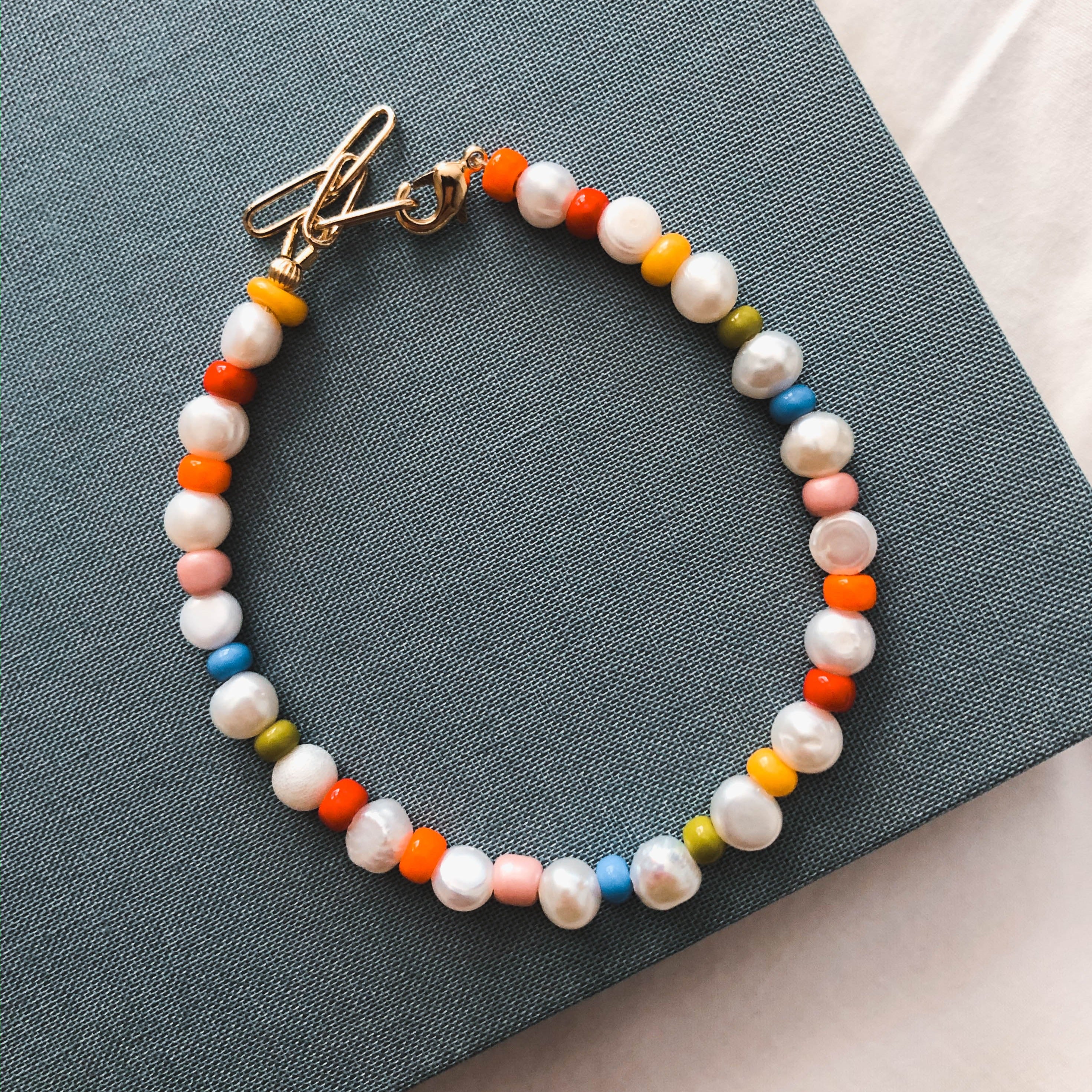 Ciao Süsswasserperlen Armband Mit Einer Kleinen Textbotschaft 