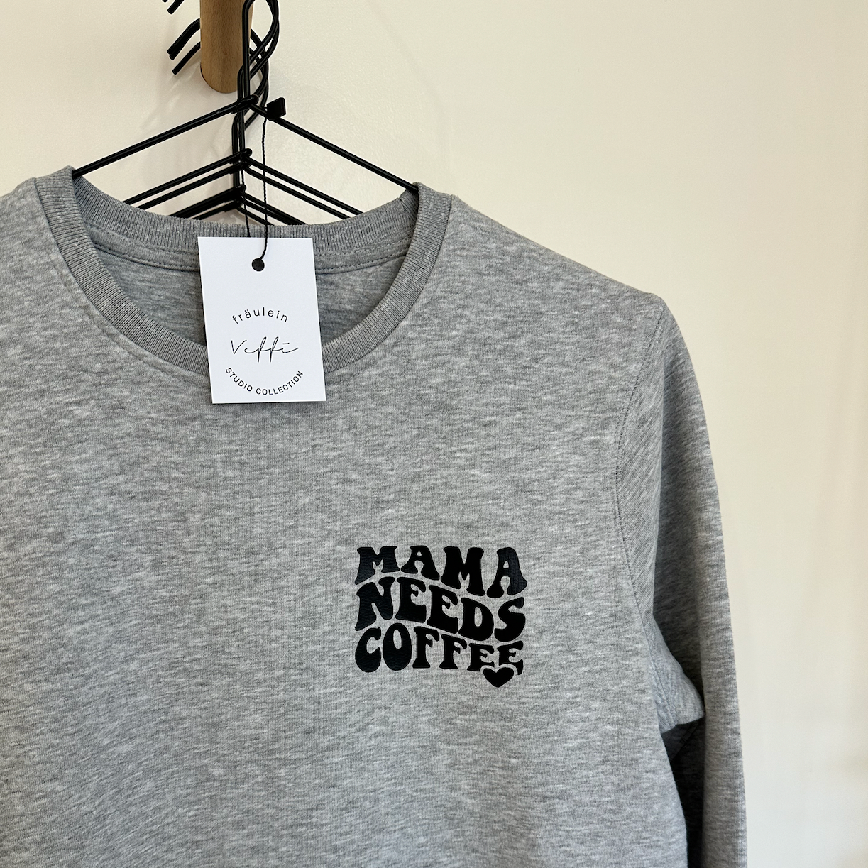 Mama needs coffee – grauer Heavy Sweater aus Bio-Baumwolle