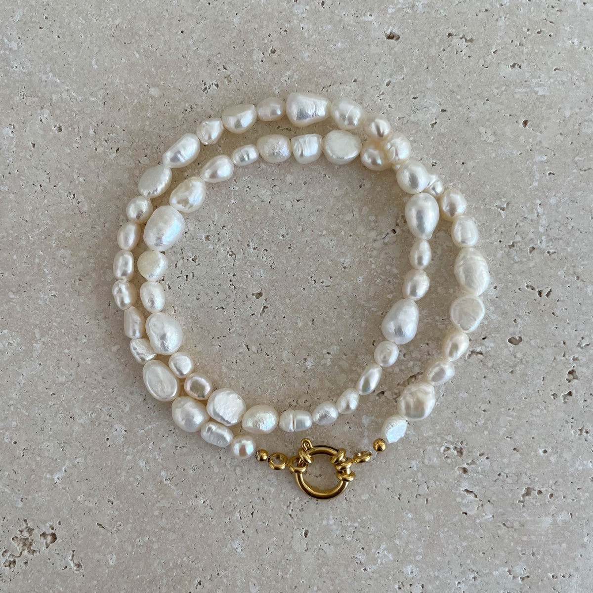 Celine - Halskette aus unregelmäßigen Süßwasserperlen