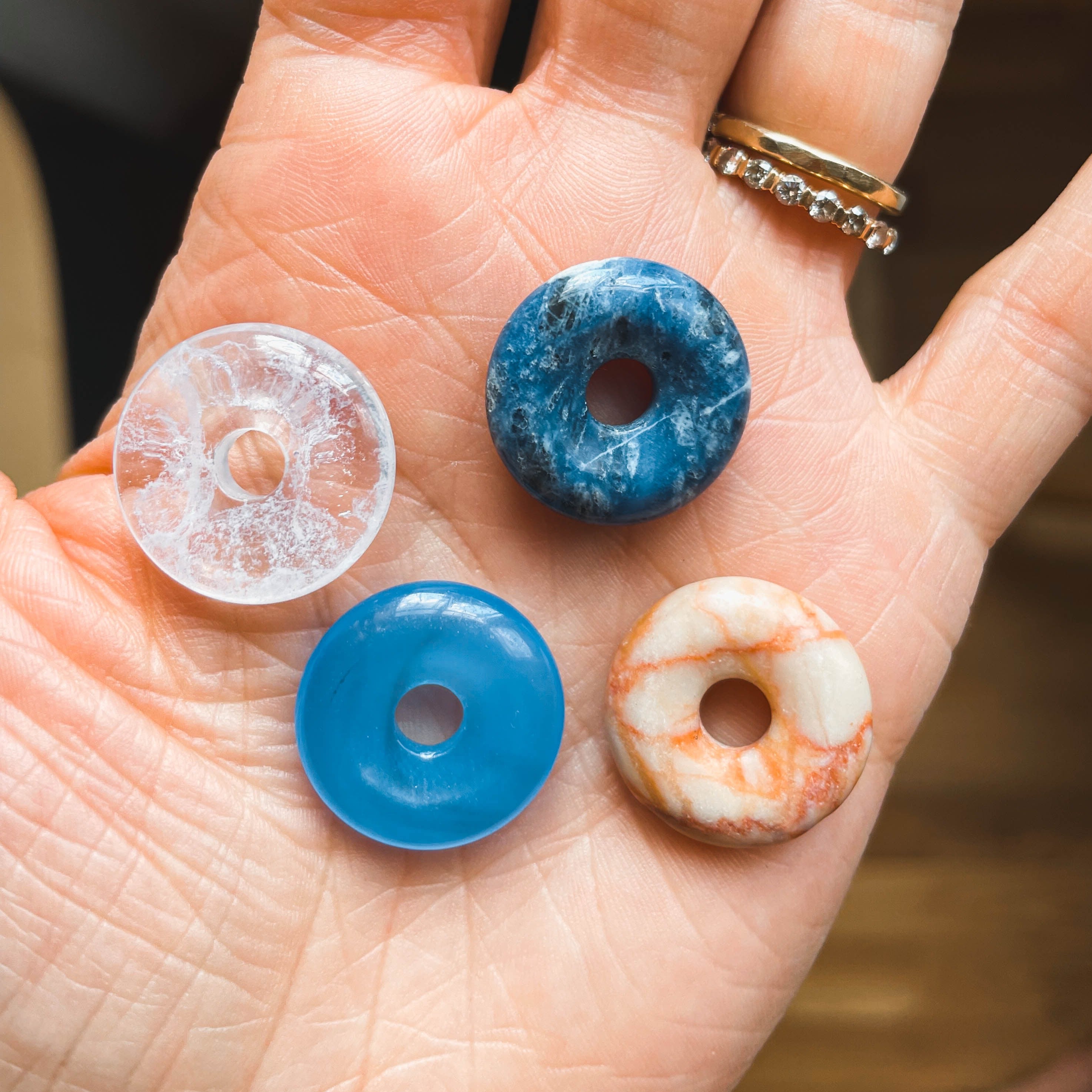 Aurea – Creolen mit Edelstein-Donuts