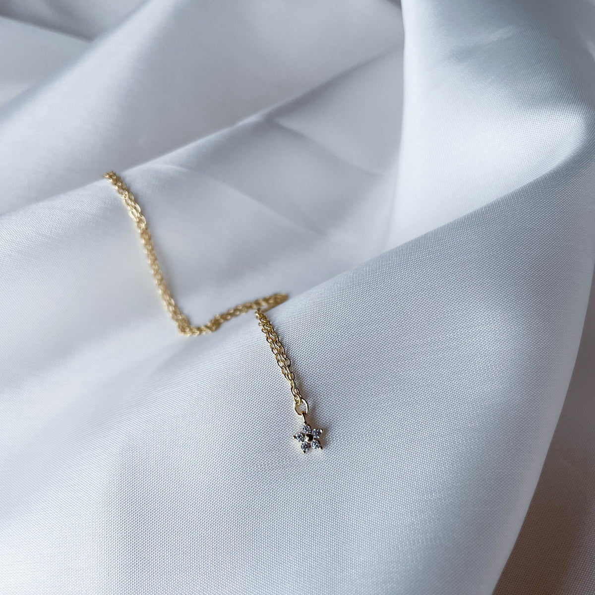 Louise - zarte Halskette mit Zirkonia Blume (Gold oder Silber)