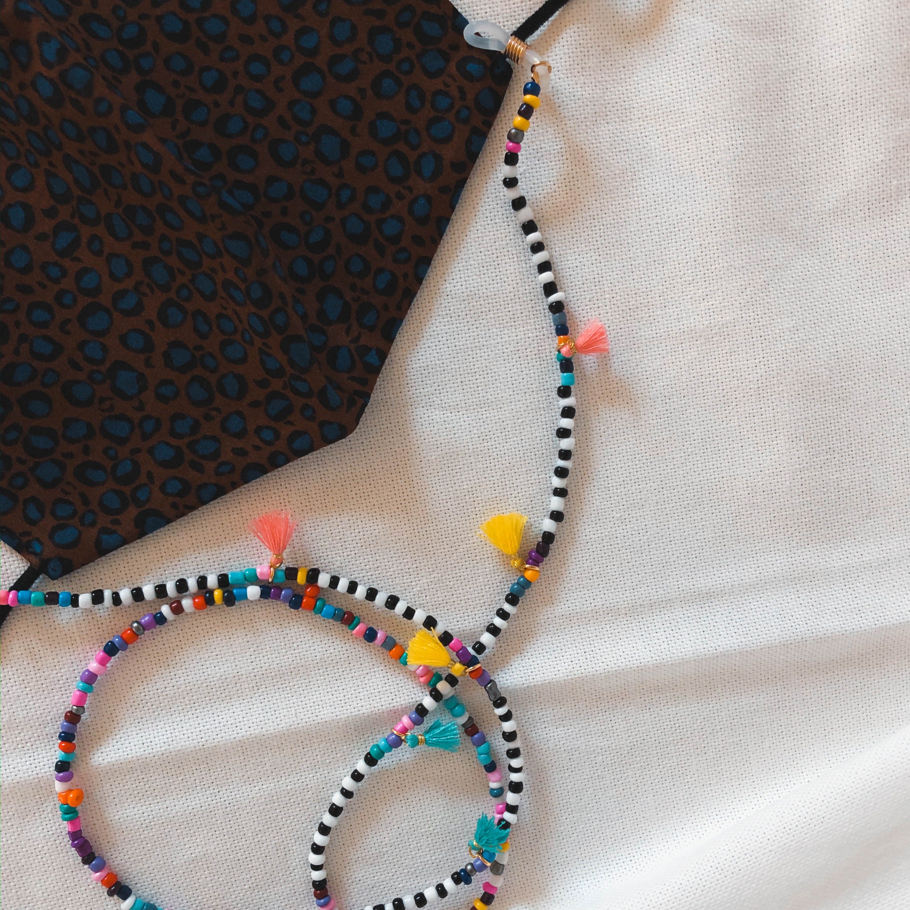 Bunte Masken-/Brillenkette