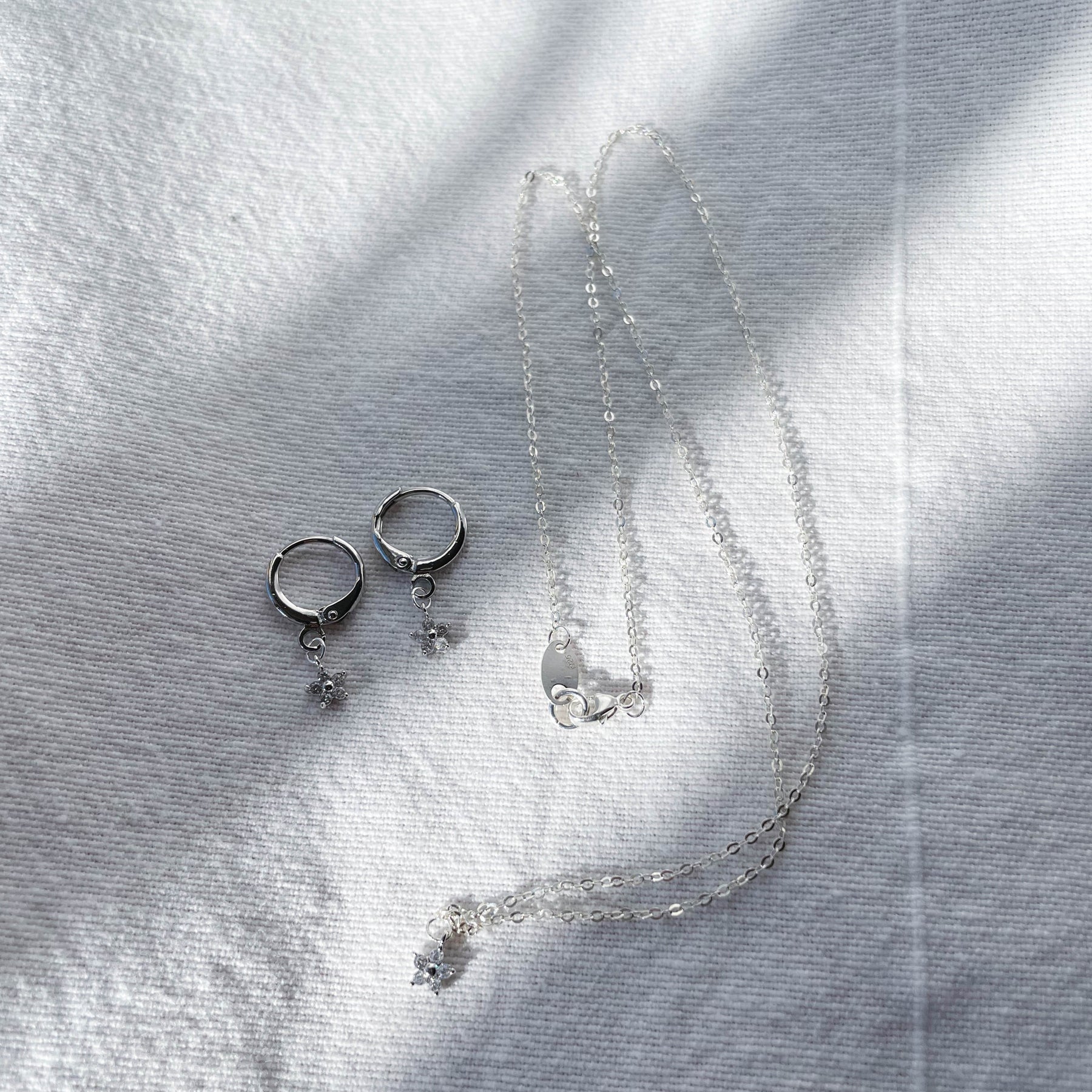 Louise - zarte Halskette mit Zirkonia Blume (Gold oder Silber)