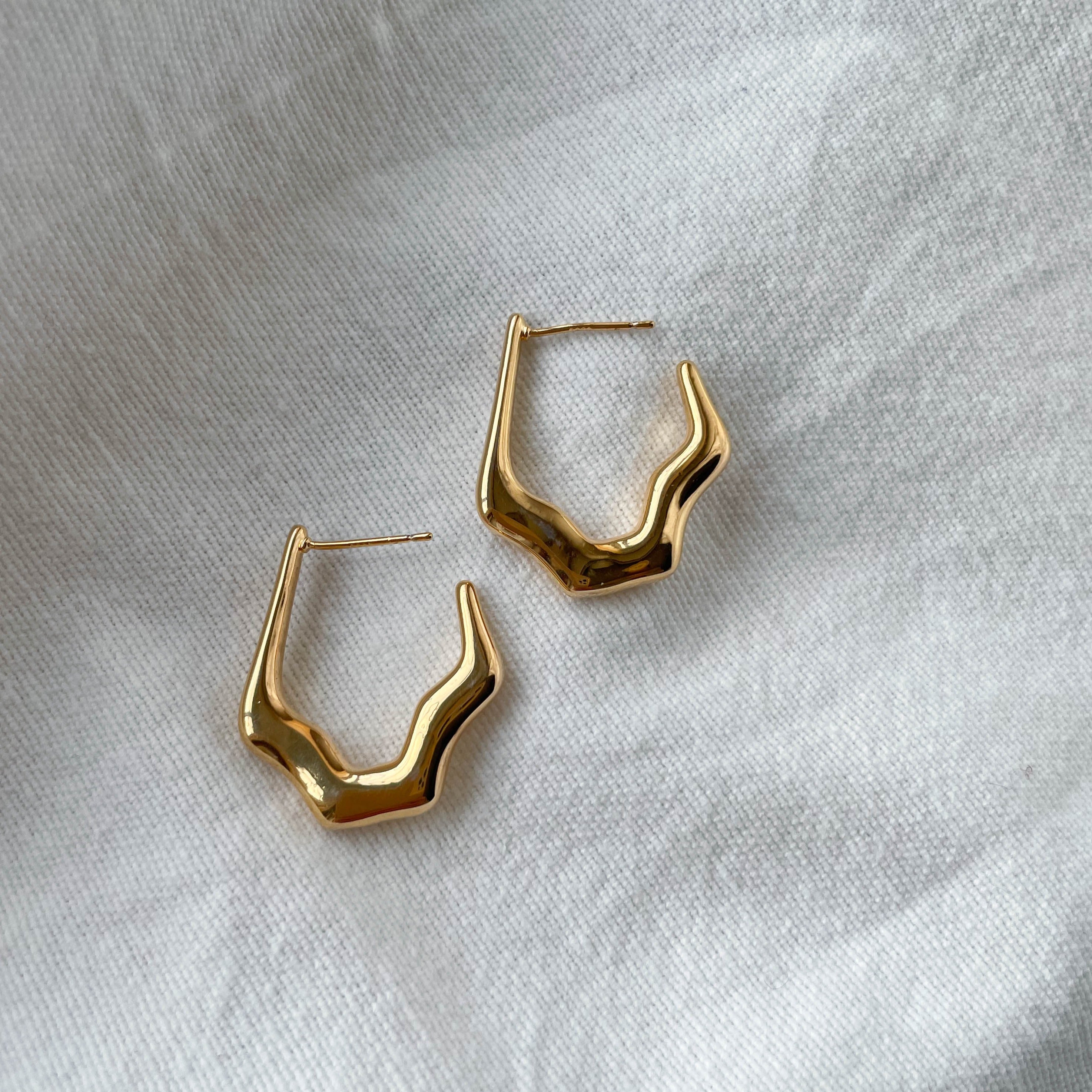 Laura - Wellenförmige Ohrstecker 14 k Gold mikron plated