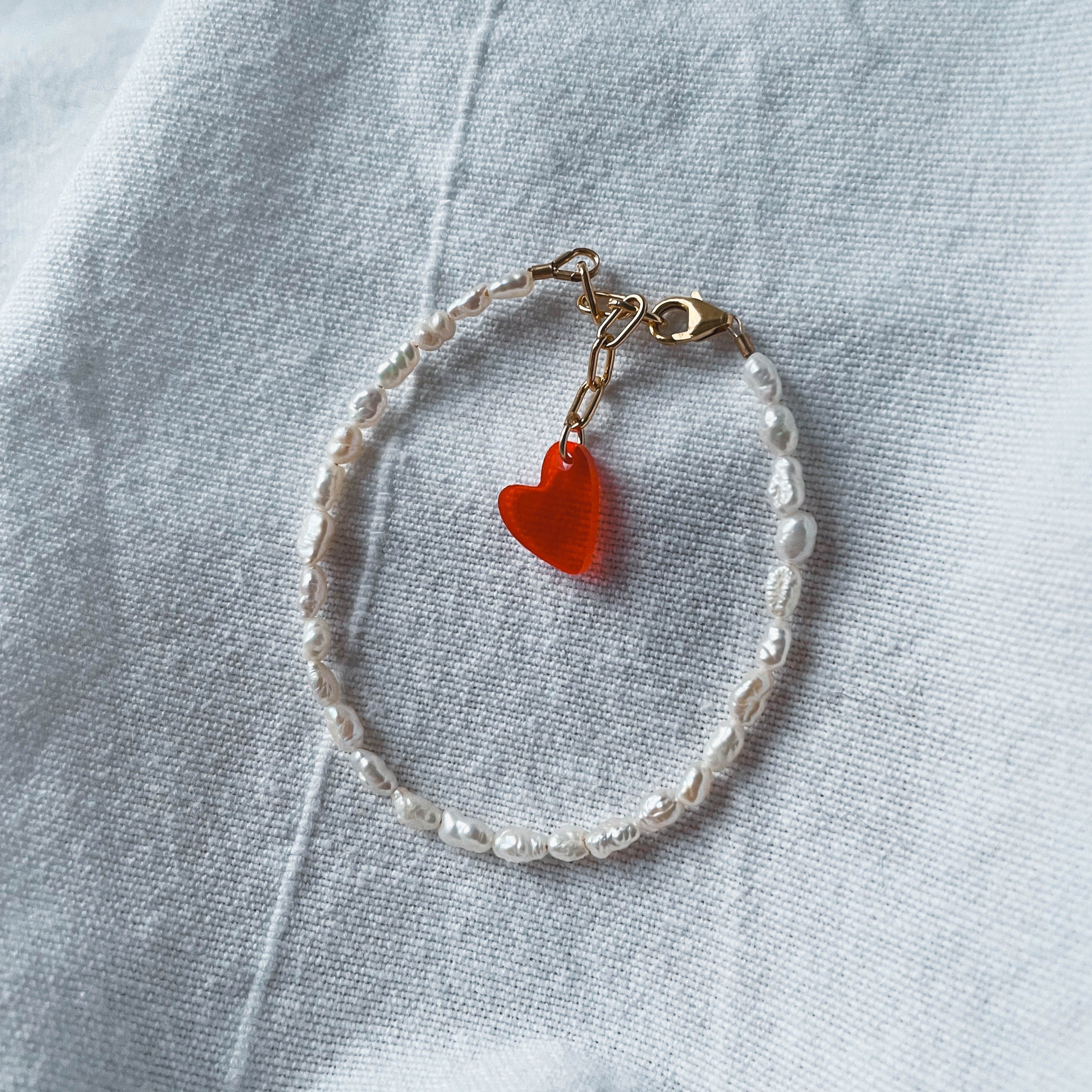 Valentina - Reines Süßwasserperlen-Armband mit Herz-Anhänger (in 3 Farben)
