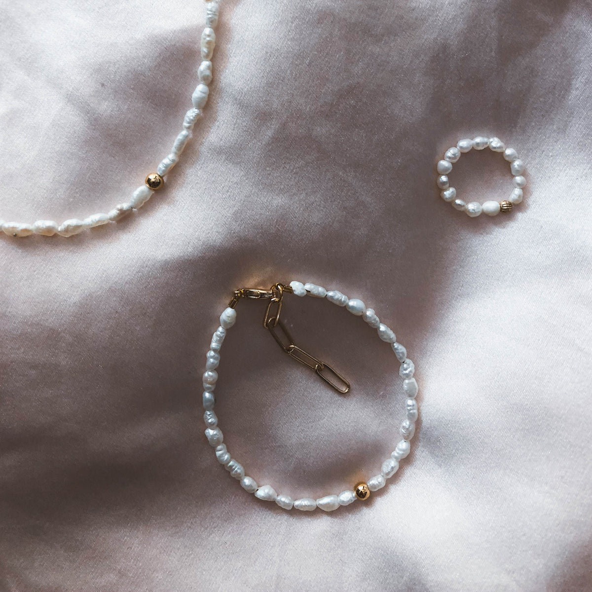 Carla - Reines Süßwasserperlen-Armband mit Gold- oder Silberperle