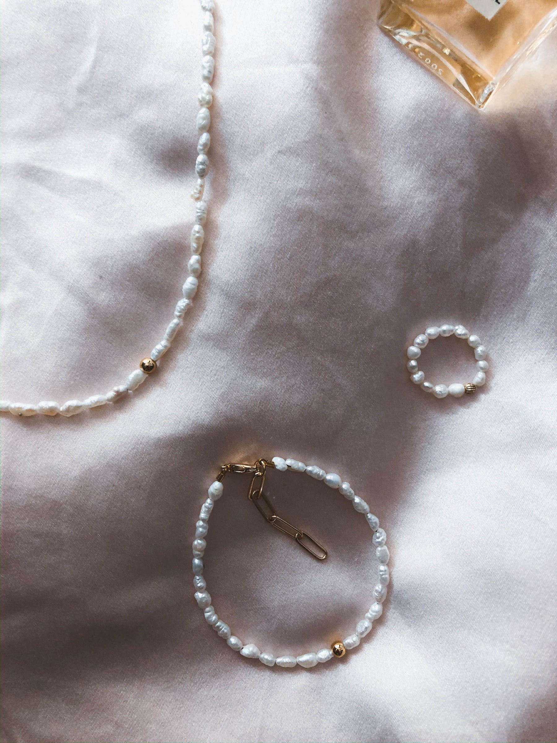 Carla - Süßwasserperlen-Halskette mit Goldperle