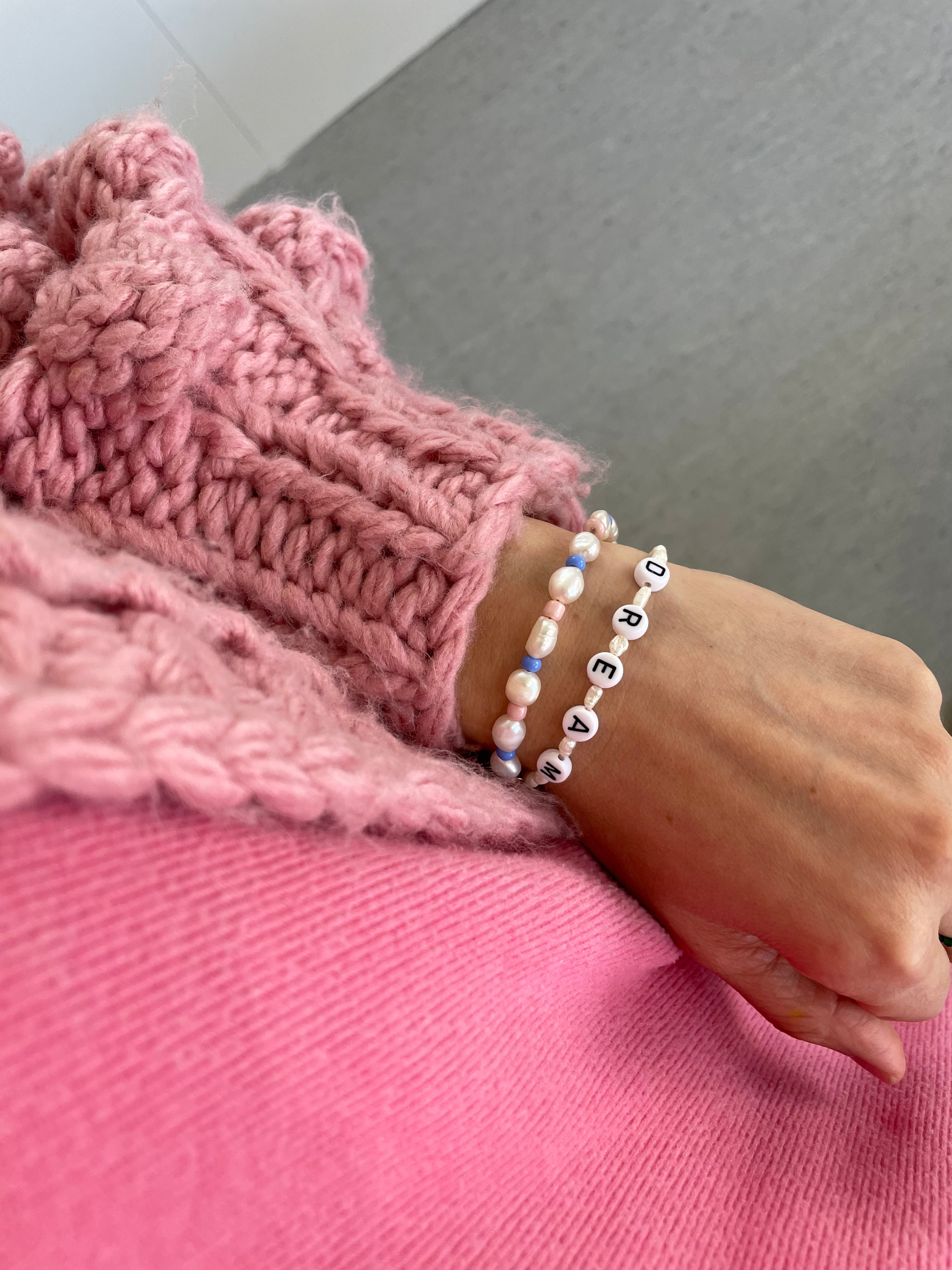 Fini - Süßwasserperlen-Armband mit rosa/blauen Rocchailles