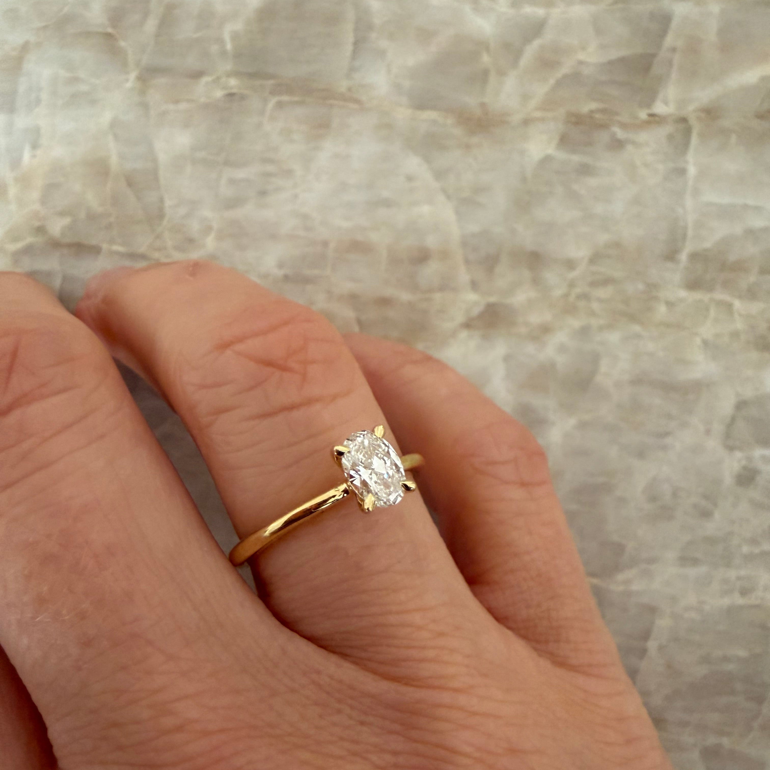 Oval Cut Solitär Diamant Ring (Labgrown Diamond) - 750er Gold