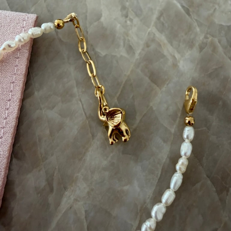 Lucky Elephant - Reines Süßwasserperlen-Armband mit Elefant-Anhänger