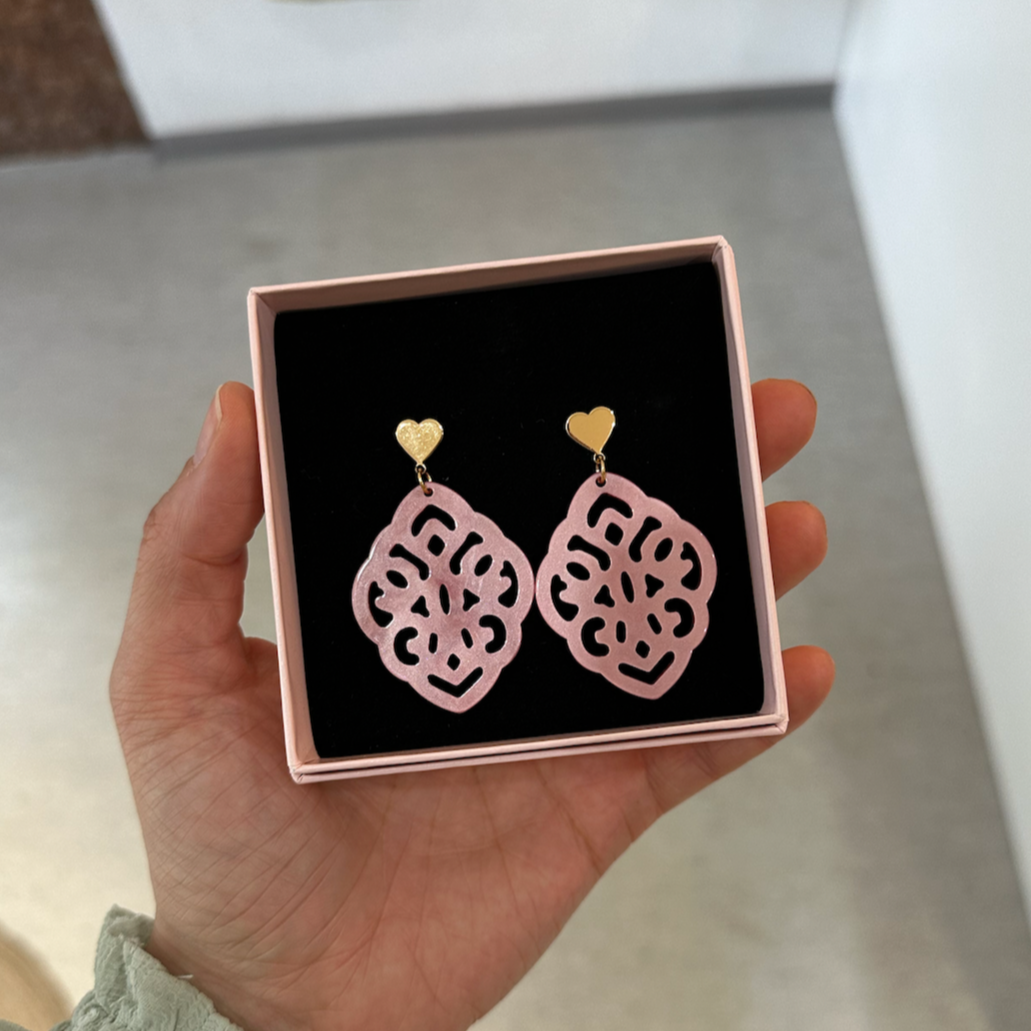 The Dirndl – Ohrstecker mit leichtem Ornament-Anhänger