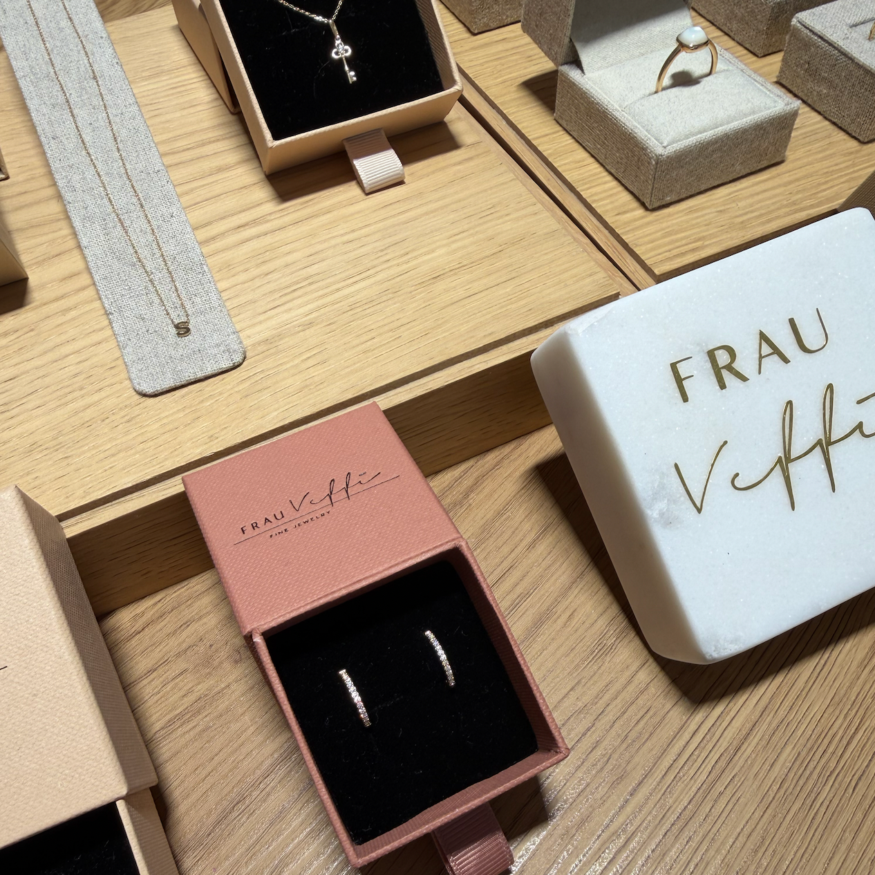 Echtgold Creolen mit Zirkonia Steinen