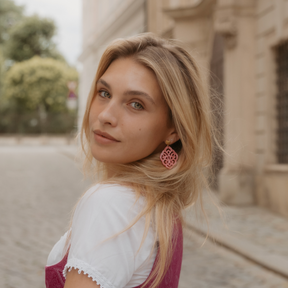 The Dirndl – Ohrstecker mit leichtem Ornament-Anhänger
