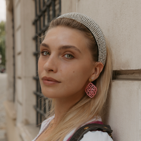 The Dirndl – Ohrstecker mit leichtem Ornament-Anhänger