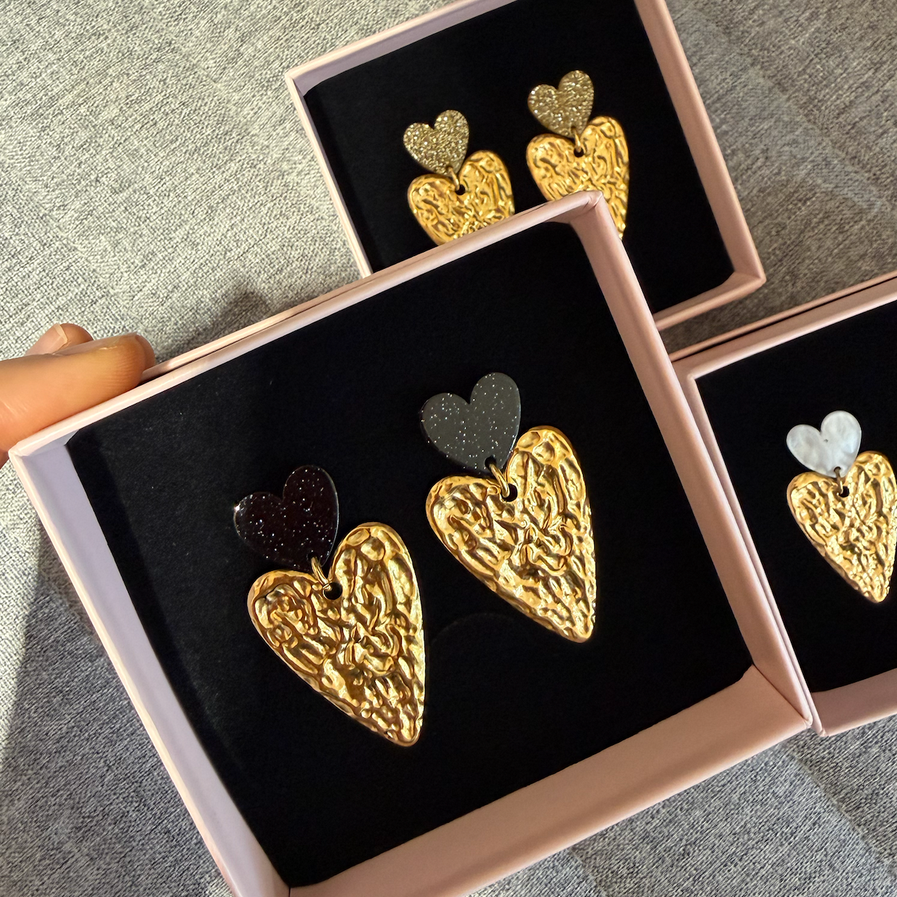 Gehämmerte Doppelherz Ohrstecker