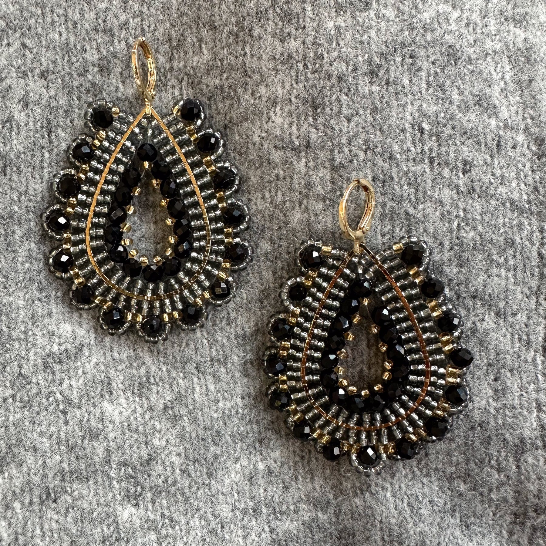 Julie – handgenähte Perlen Ohrringe