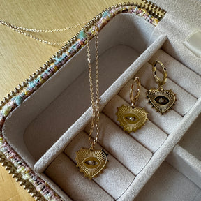 Maja – The Magic Eye Halskette & Mini Hoops