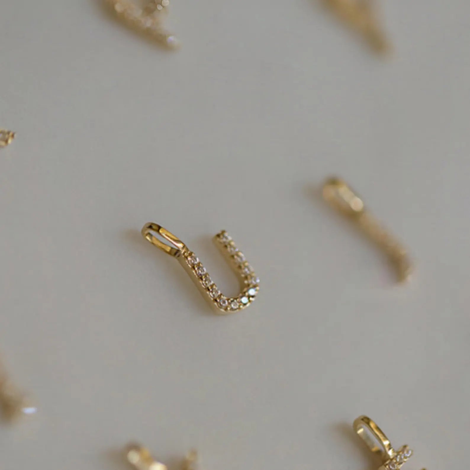 YOU - Gold Vermeil Letter Halskette mit Zirkonia Steinchen