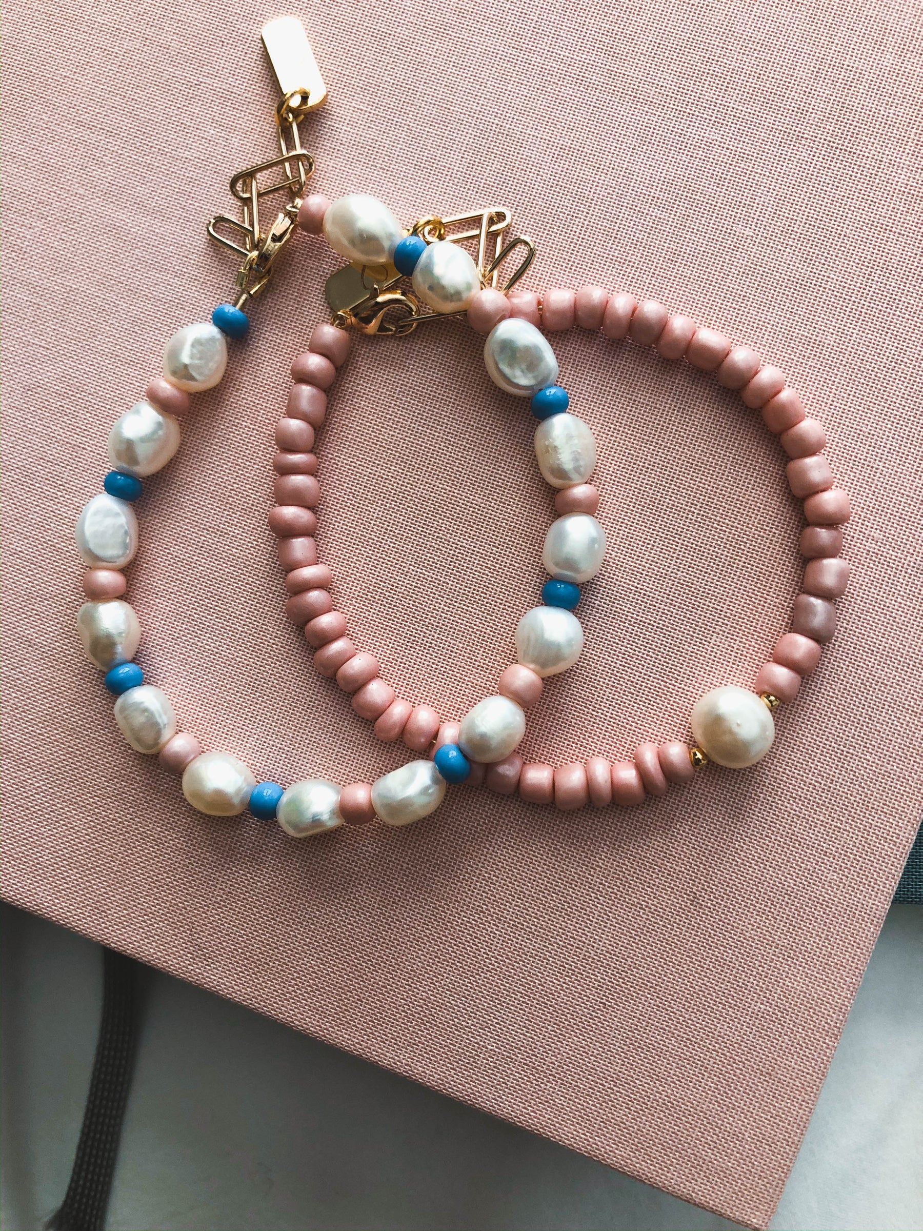 Fini - Süßwasserperlen-Armband mit rosa/blauen Rocchailles