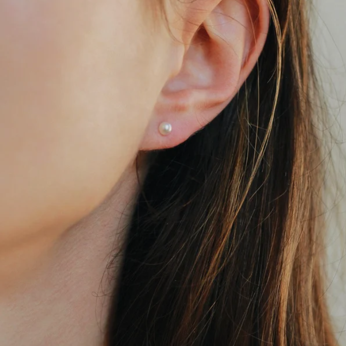 Fini – kleine Perlenohrstecker Gold filled