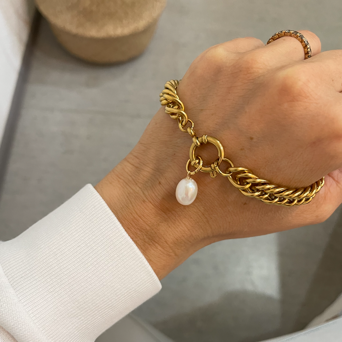 Flora - Chunky Gliederarmband mit Süßwasserperlen-Anhänger