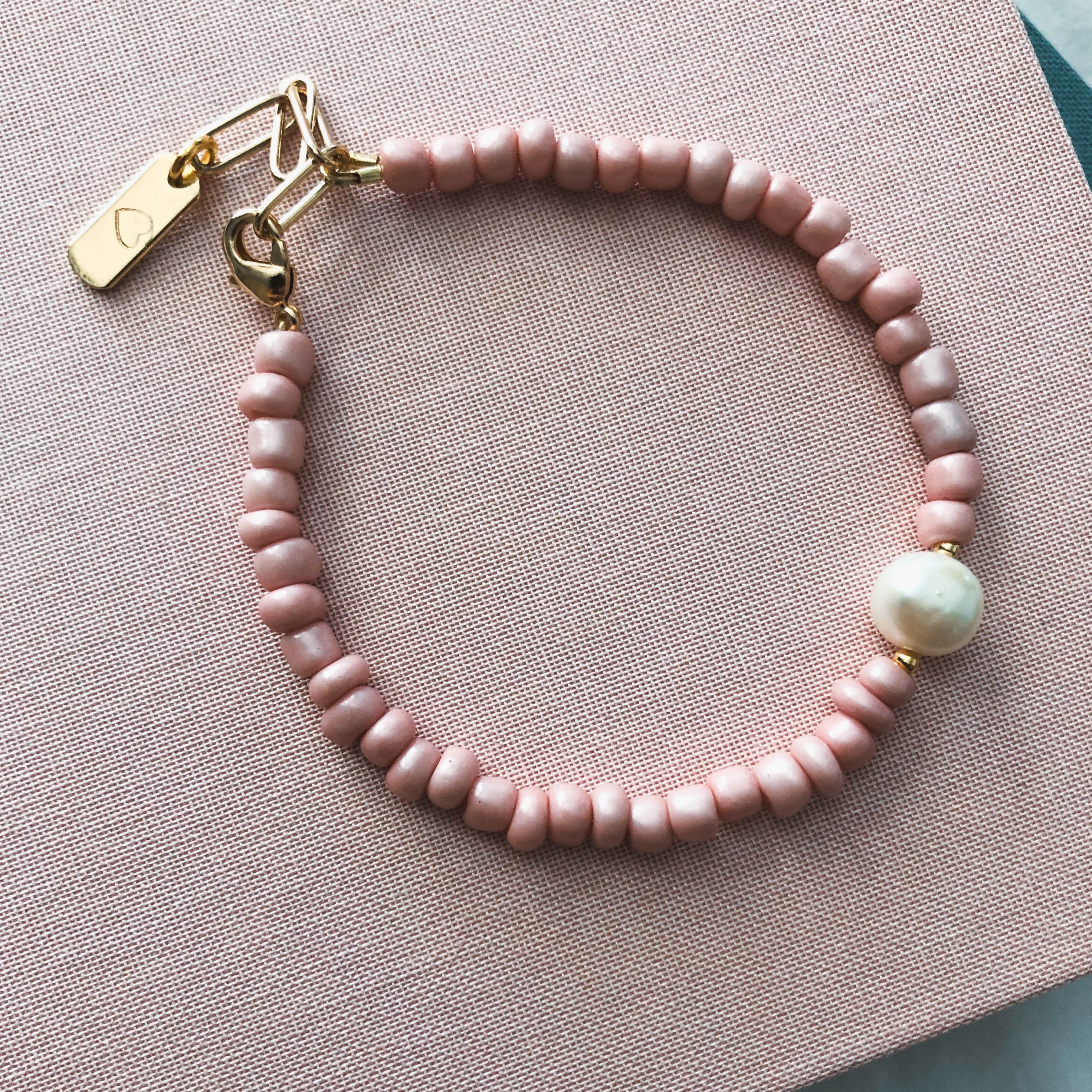 Rosa - Armband mit rosa Rocchailles & Süßwasserperle