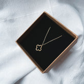 Ava - Halskette mit facettiertem Glücksblatt-Anhänger (gold oder silber)