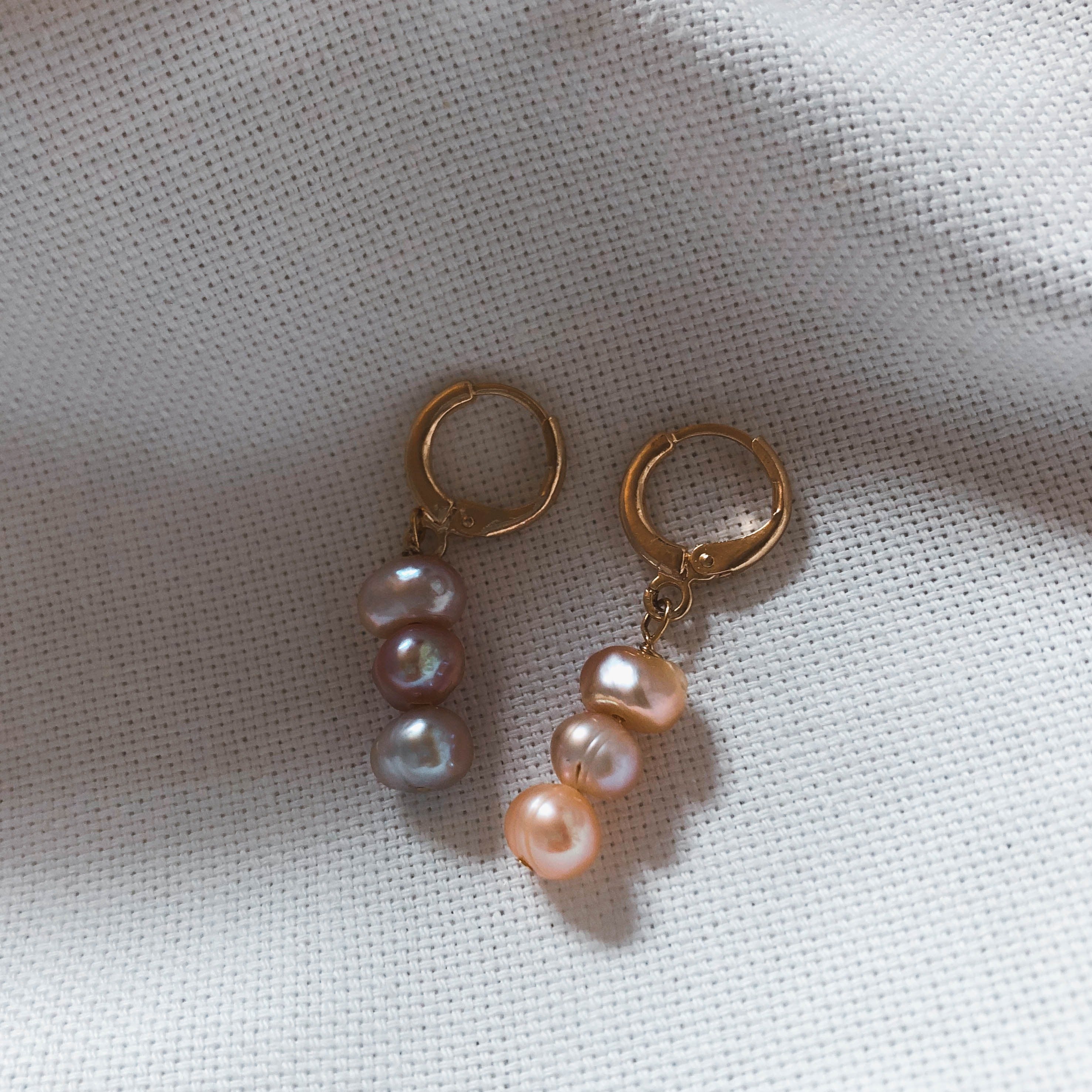 La Mer - Vergoldete Mini Creolen mit Süßwasserperlen (Rosé)
