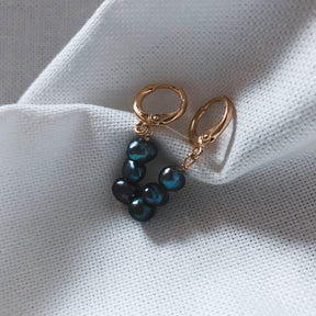 La Mer - Vergoldete Mini Creolen mit Süßwasserperlen (Bleu de mer)