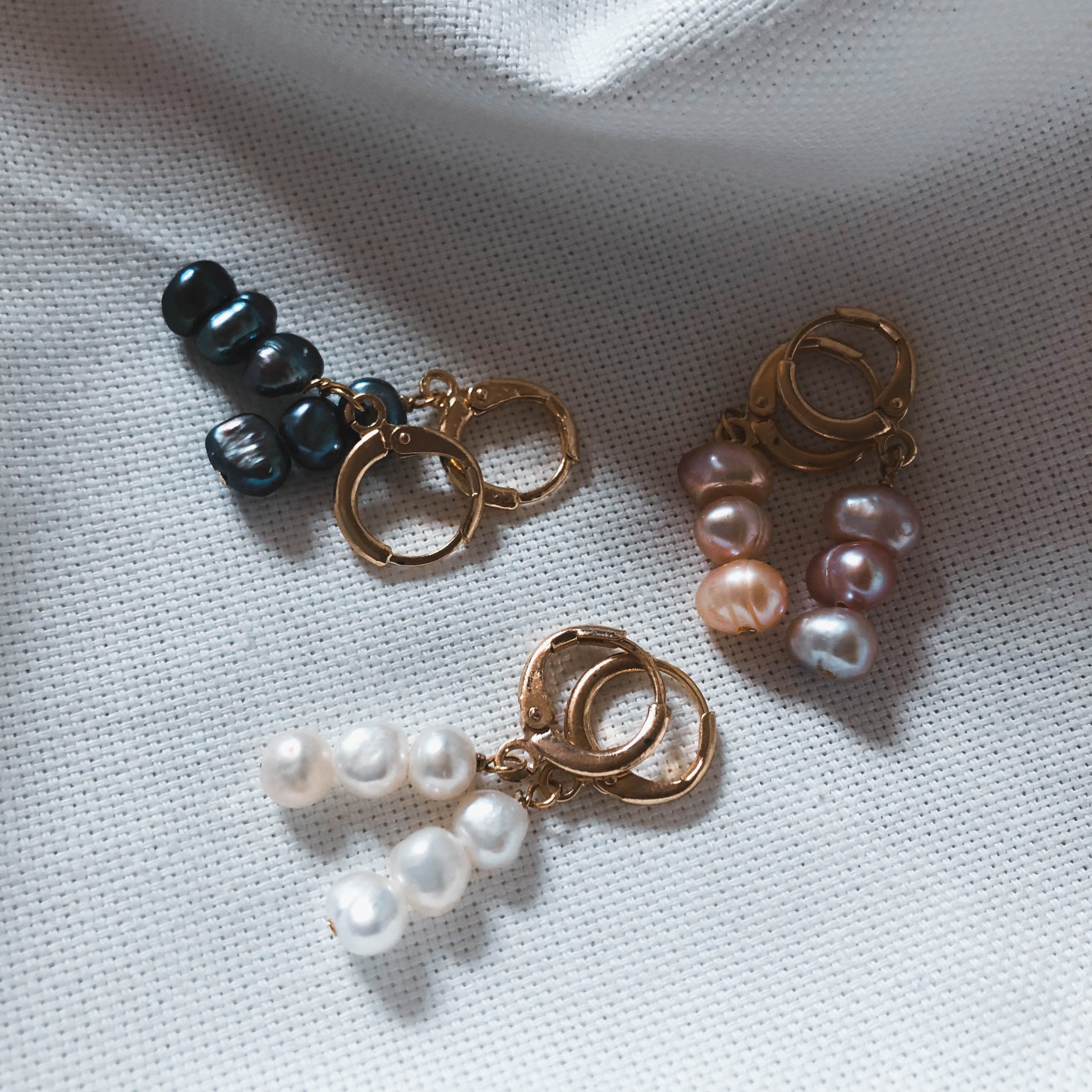 La Mer - Vergoldete Mini Creolen mit Süßwasserperlen (Rosé)