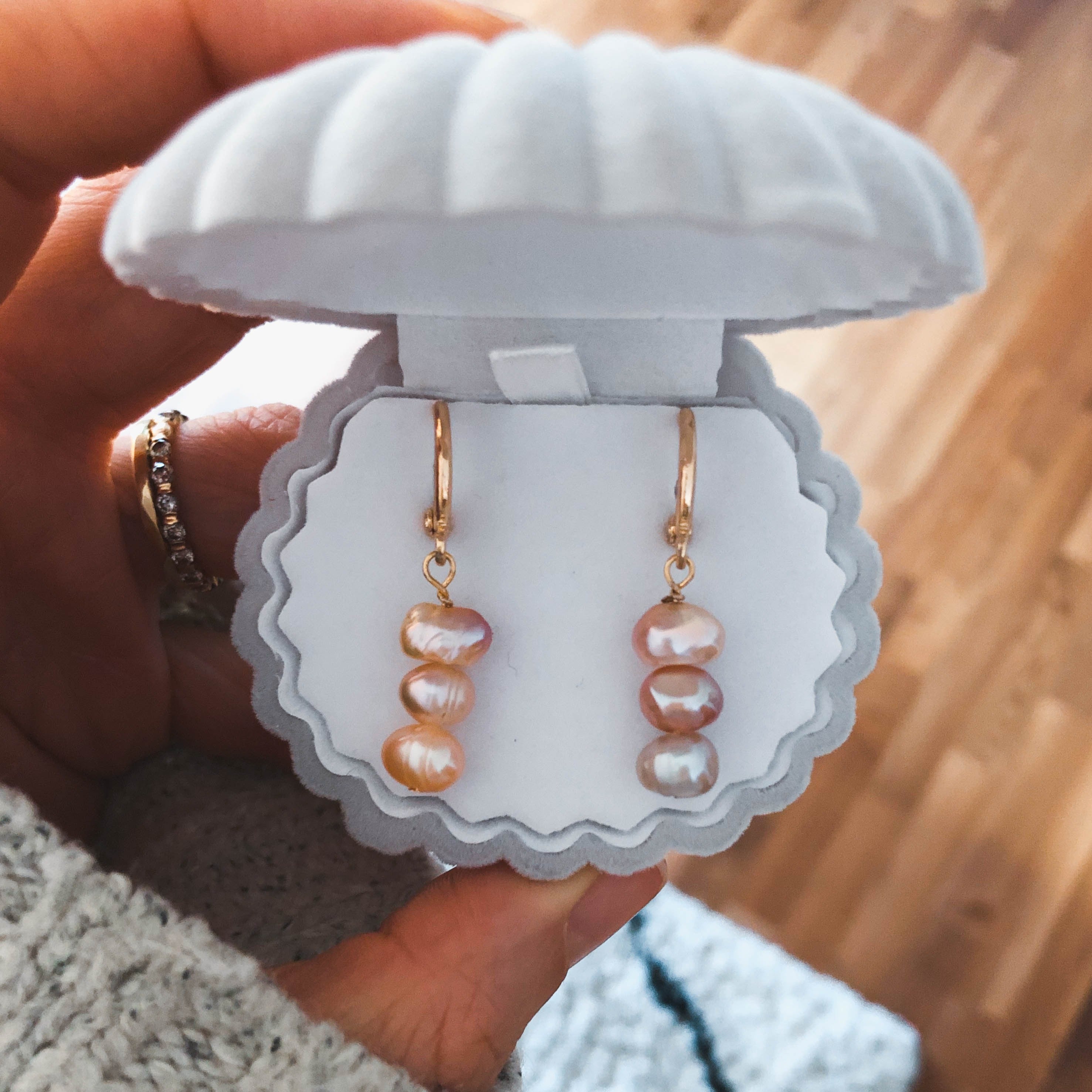 La Mer - Vergoldete Mini Creolen mit Süßwasserperlen (Rosé)