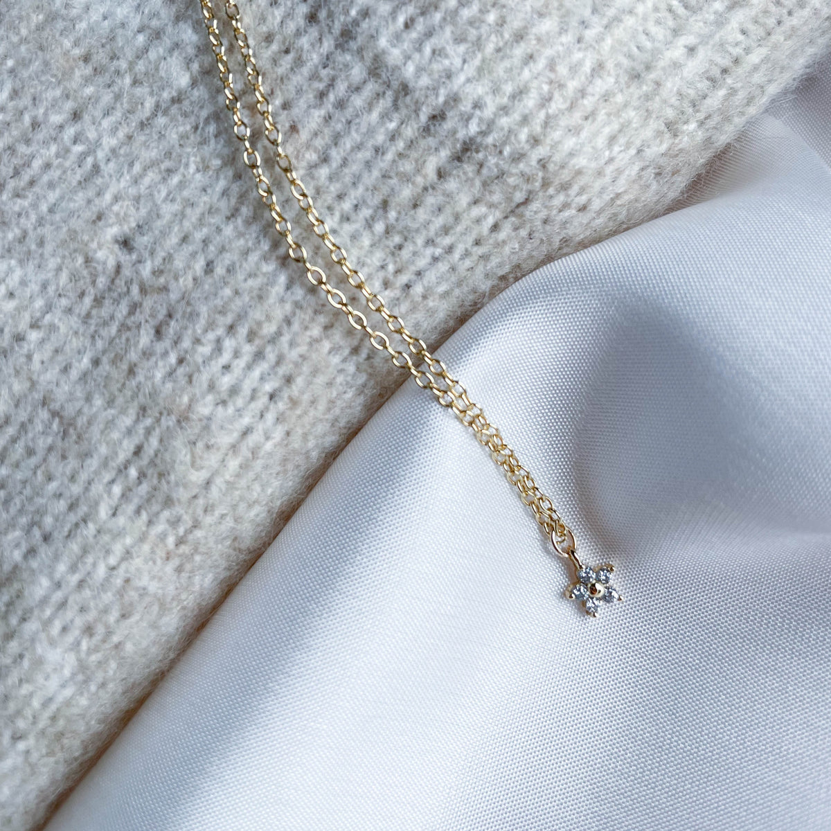 Louise - zarte Halskette mit Zirkonia Blume (Gold oder Silber)
