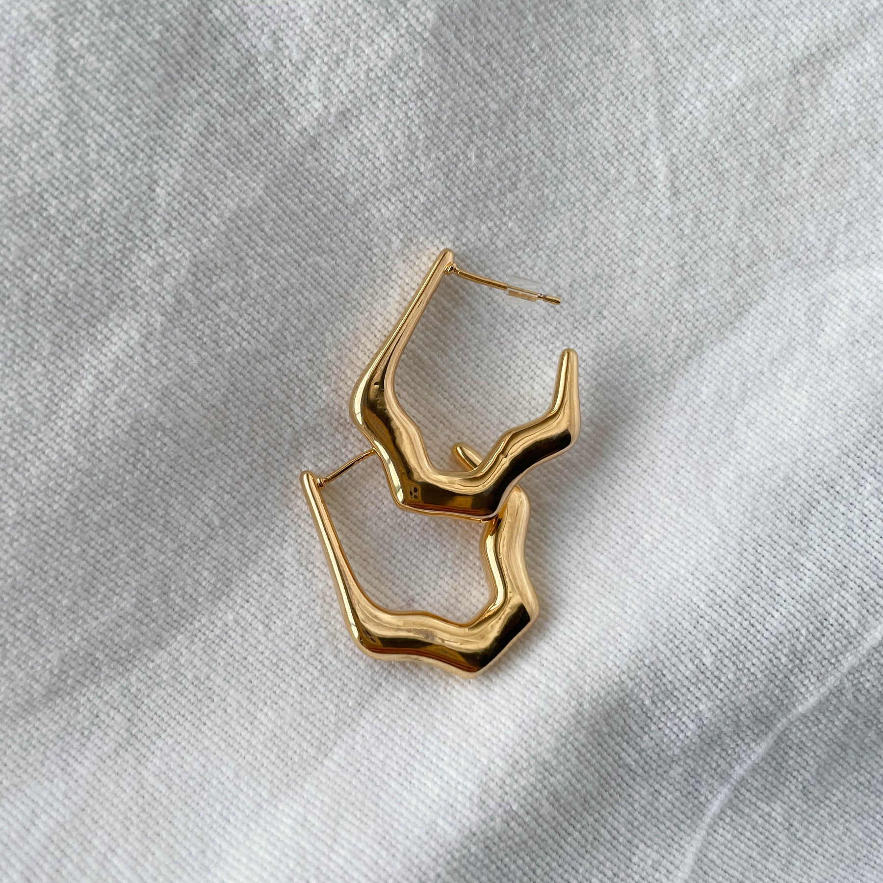 Laura - Wellenförmige Ohrstecker 14 k Gold mikron plated