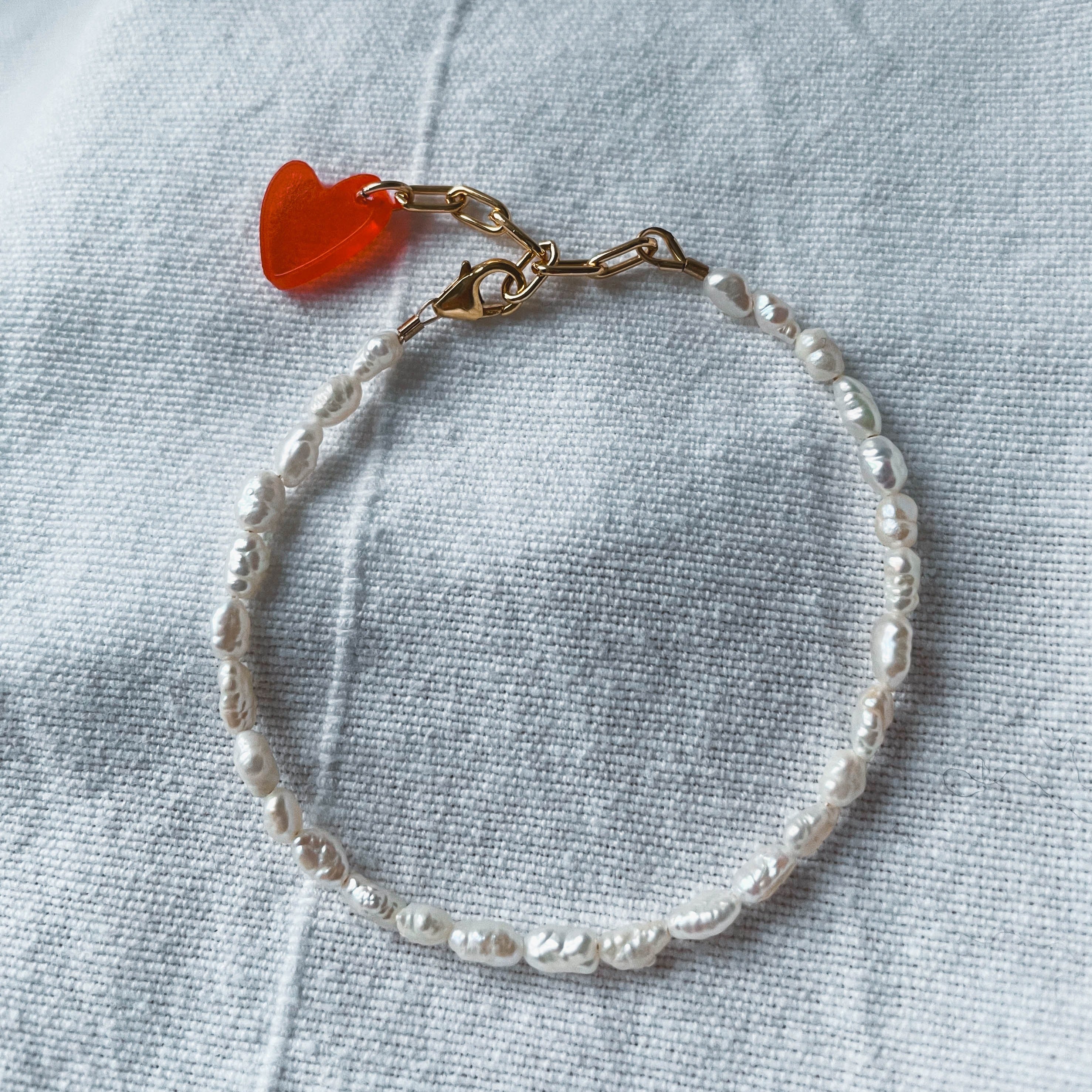 Valentina - Reines Süßwasserperlen-Armband mit Herz-Anhänger (in 3 Farben)