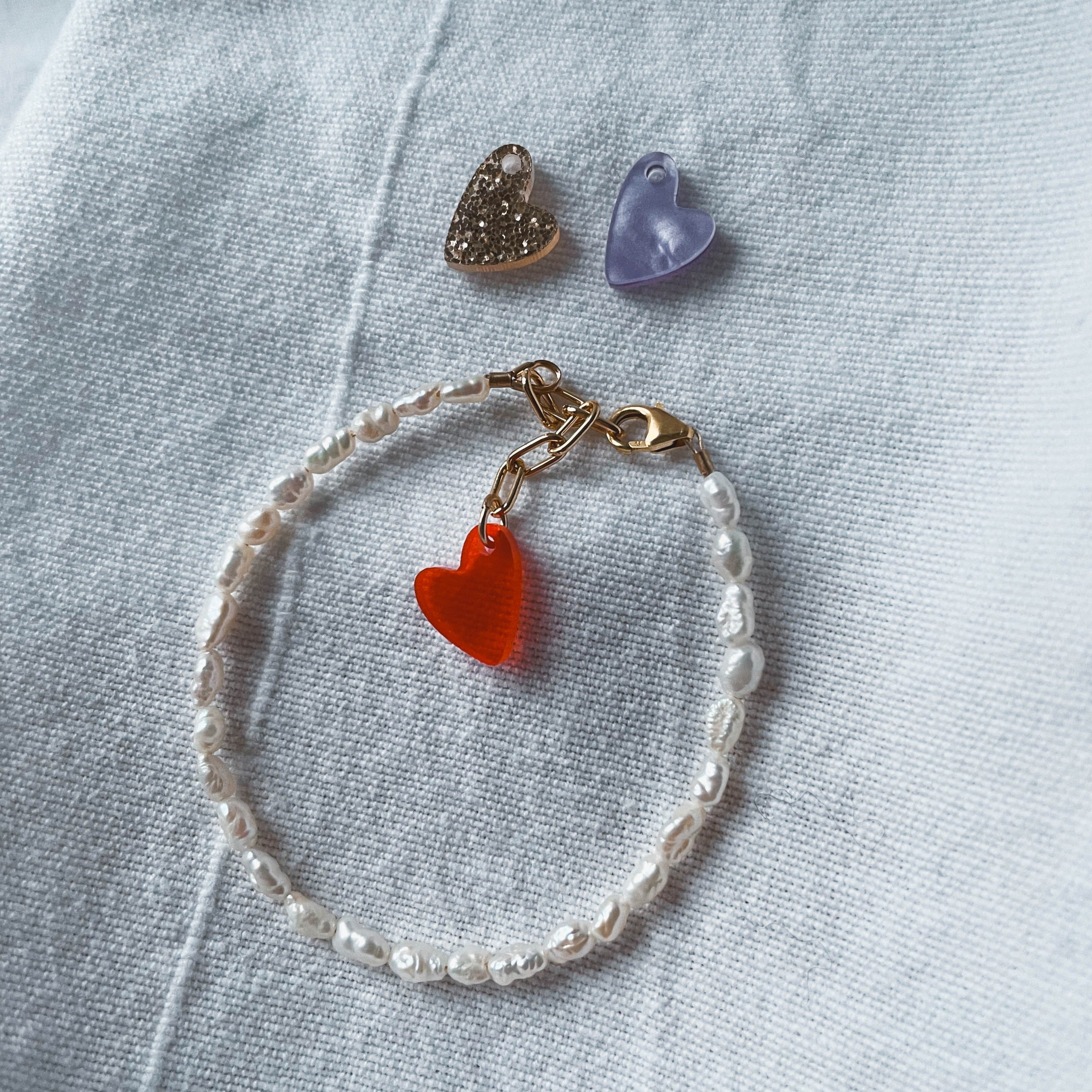 Valentina - Reines Süßwasserperlen-Armband mit Herz-Anhänger (in 3 Farben)