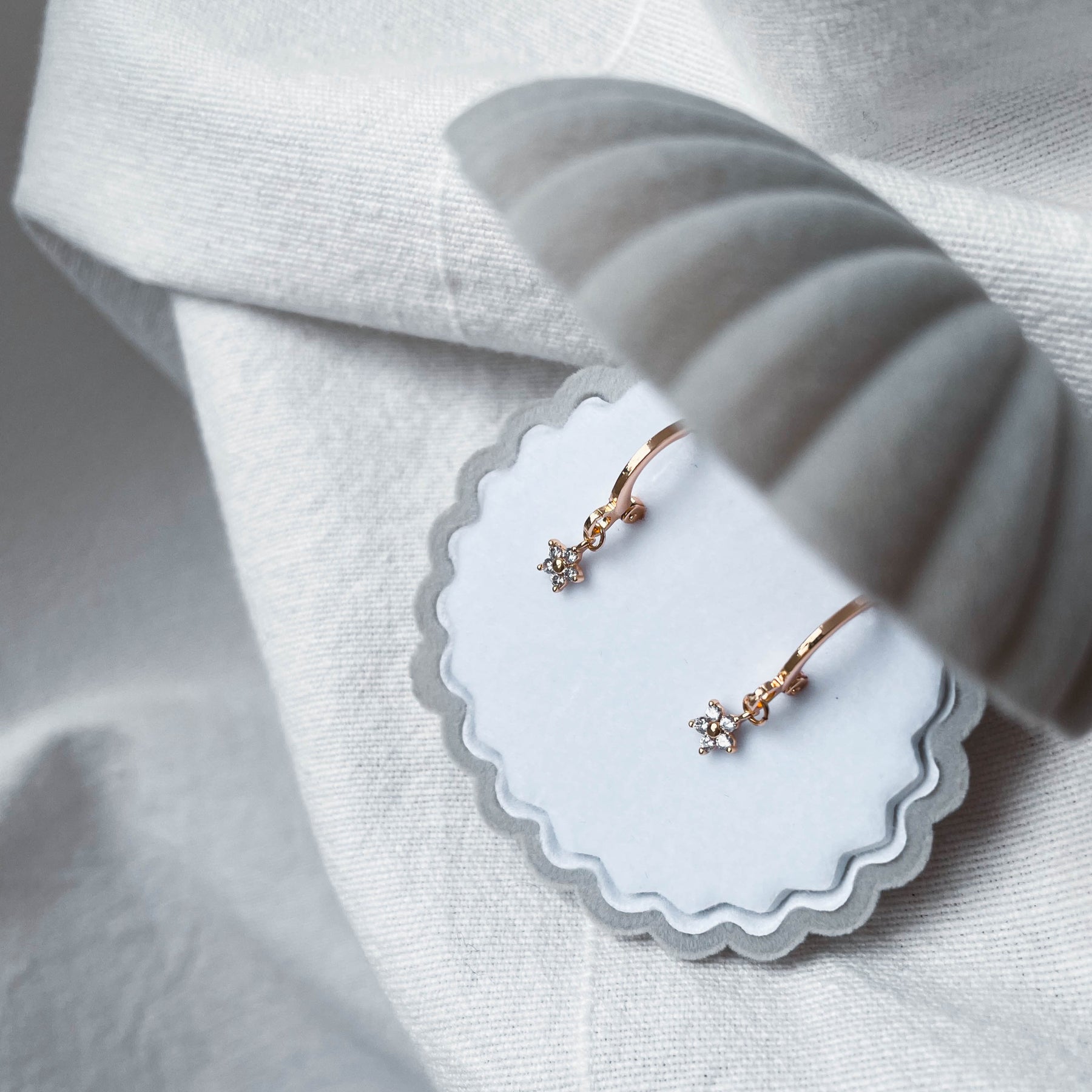 Louise - zarte Halskette mit Zirkonia Blume (Gold oder Silber)