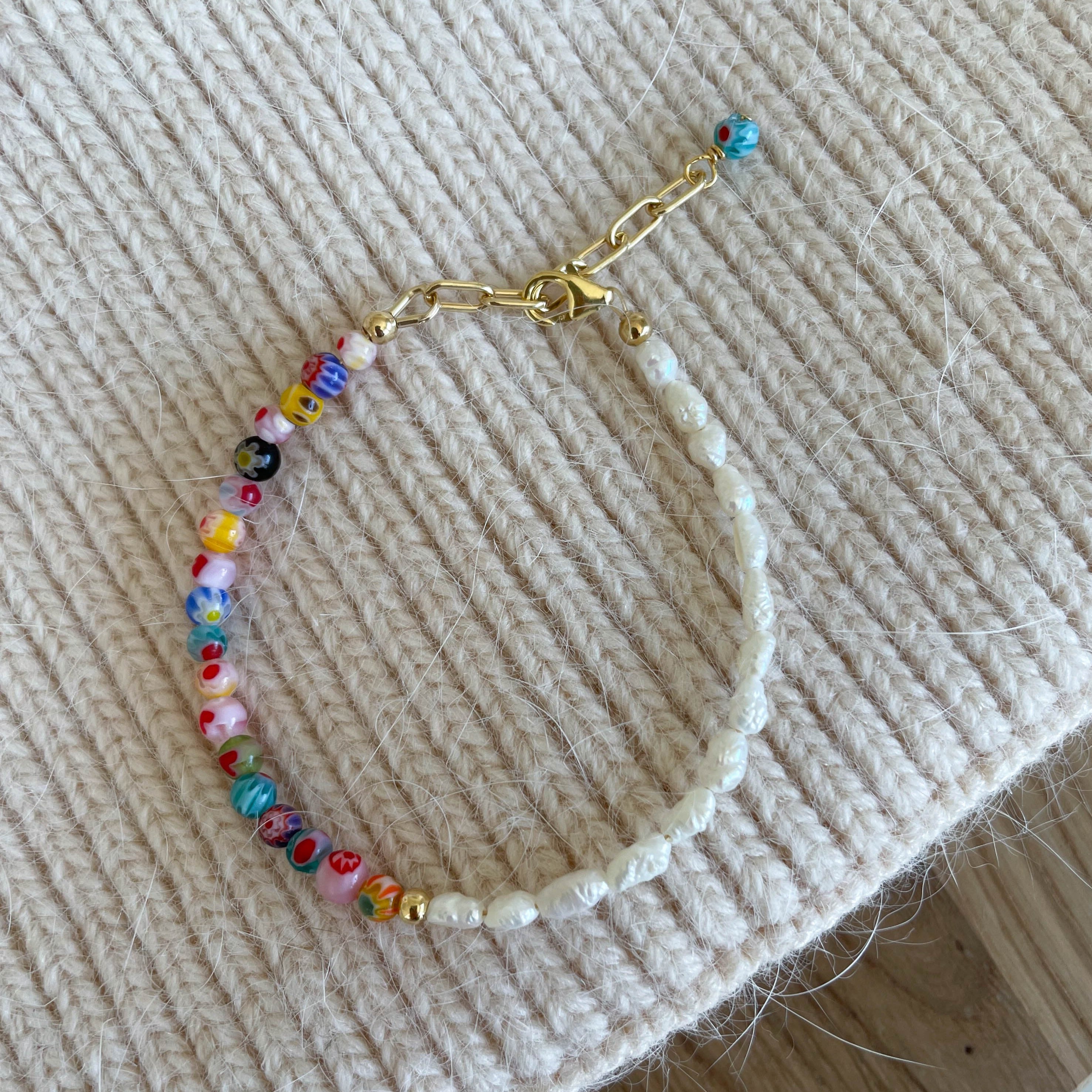Livi - Süßwasserperlen-Armband mit bunten Glasperlen